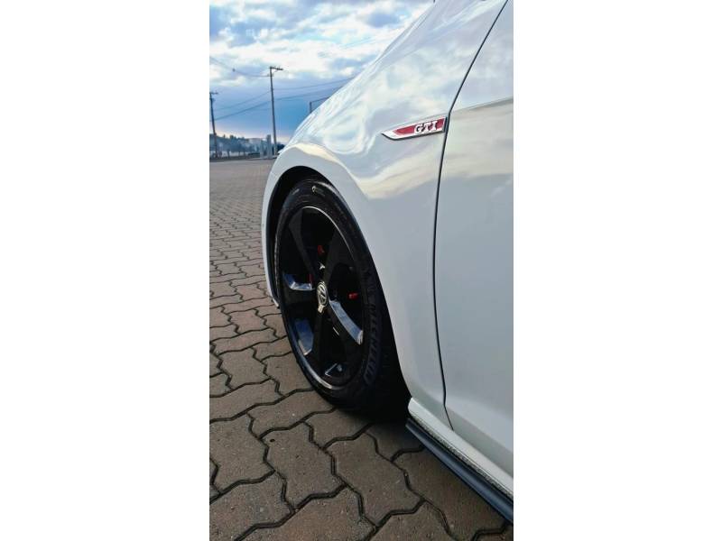 VOLKSWAGEN - GOLF - 2014/2015 - Branca - R$ 125.000,00