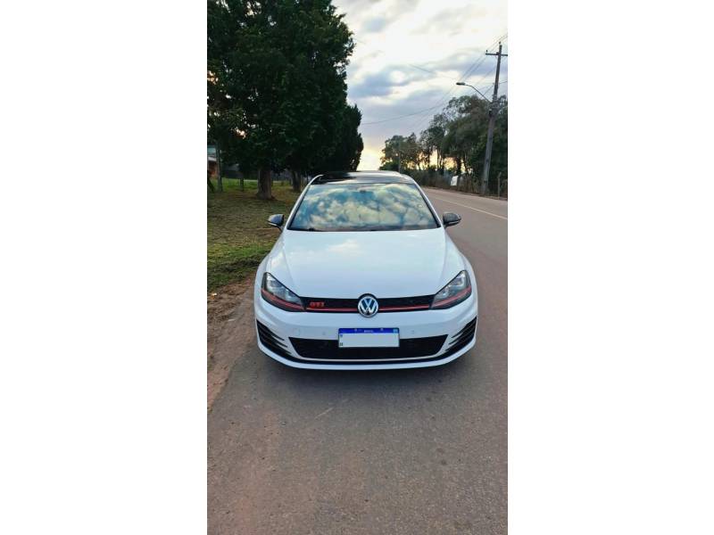 VOLKSWAGEN - GOLF - 2014/2015 - Branca - R$ 125.000,00