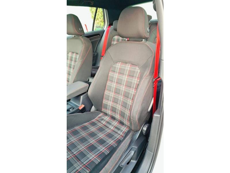 VOLKSWAGEN - GOLF - 2014/2015 - Branca - R$ 125.000,00