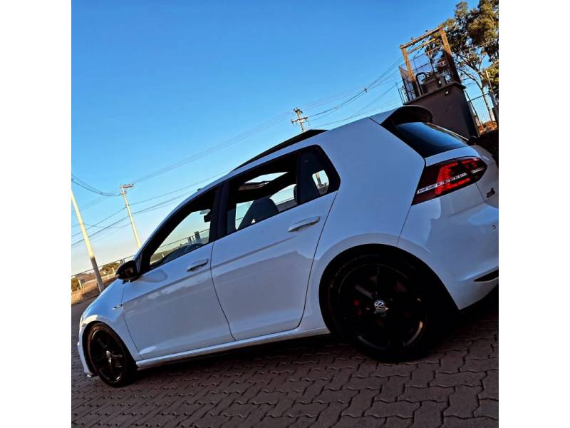 VOLKSWAGEN - GOLF - 2014/2015 - Branca - R$ 125.000,00